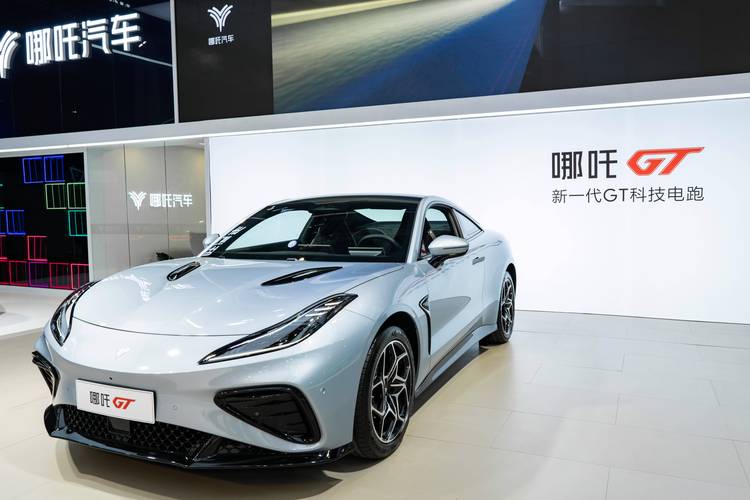 深圳125哪吒汽车在智能汽车领域的表现，领途汽车在新能源汽车市场中的影响力